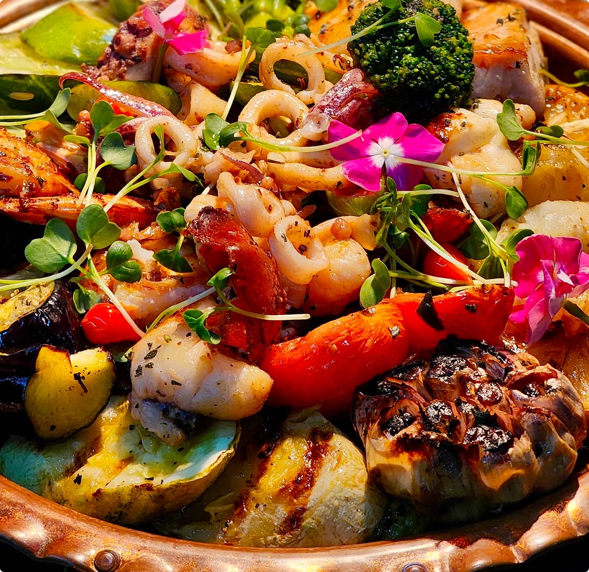 Prato de frutos do mar grelhados do restaurante da Do Vale, com ingredientes da agrofloresta