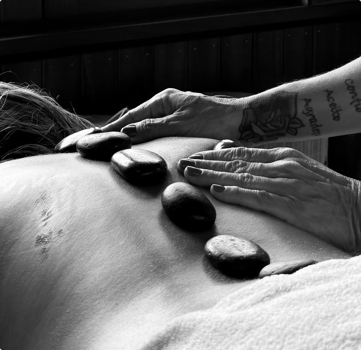 Massagem com pedras quentes no SPA da Pousada Do Vale em Fernando de Noronha