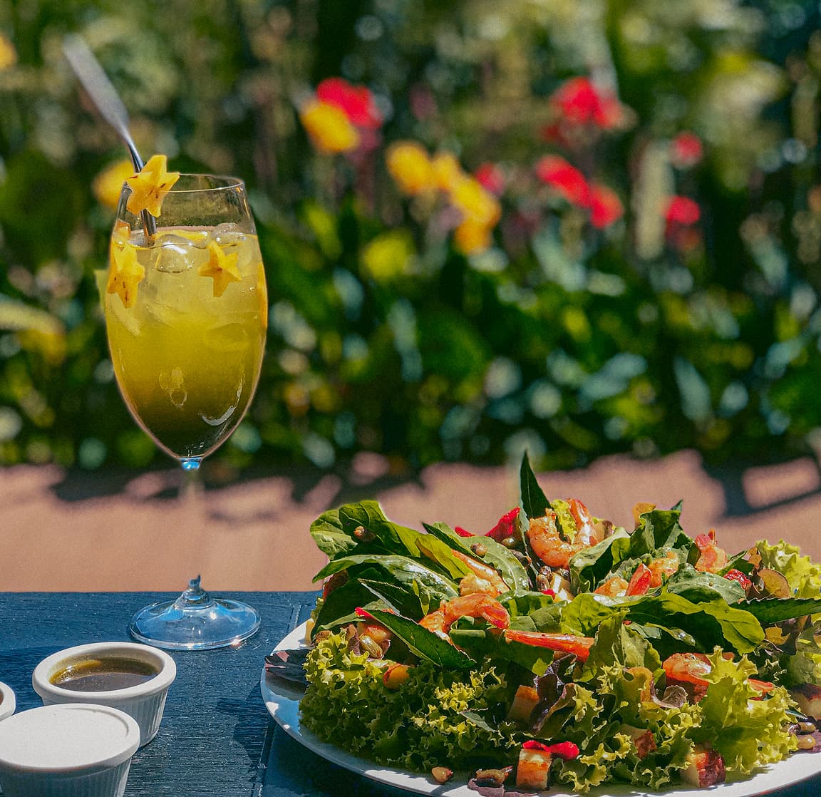 Salada de camarão com sucos de frutas frescas do jardim da Pousada do Vale