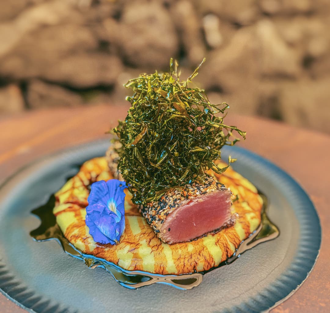 Atum grelhado com crosta de ervas da agrofloresta no Restaurante do Vale