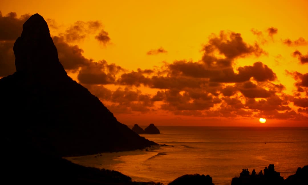 Pôr do sol atrás do Morro Dois Irmãos em Fernando de Noronha