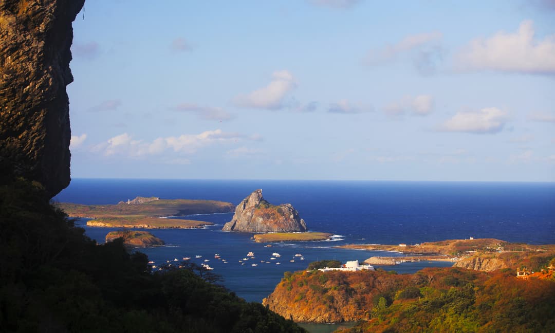 Vista panorâmica do Porto de Santo Antônio e Baía dos Golfinhos em Fernando de Noronha