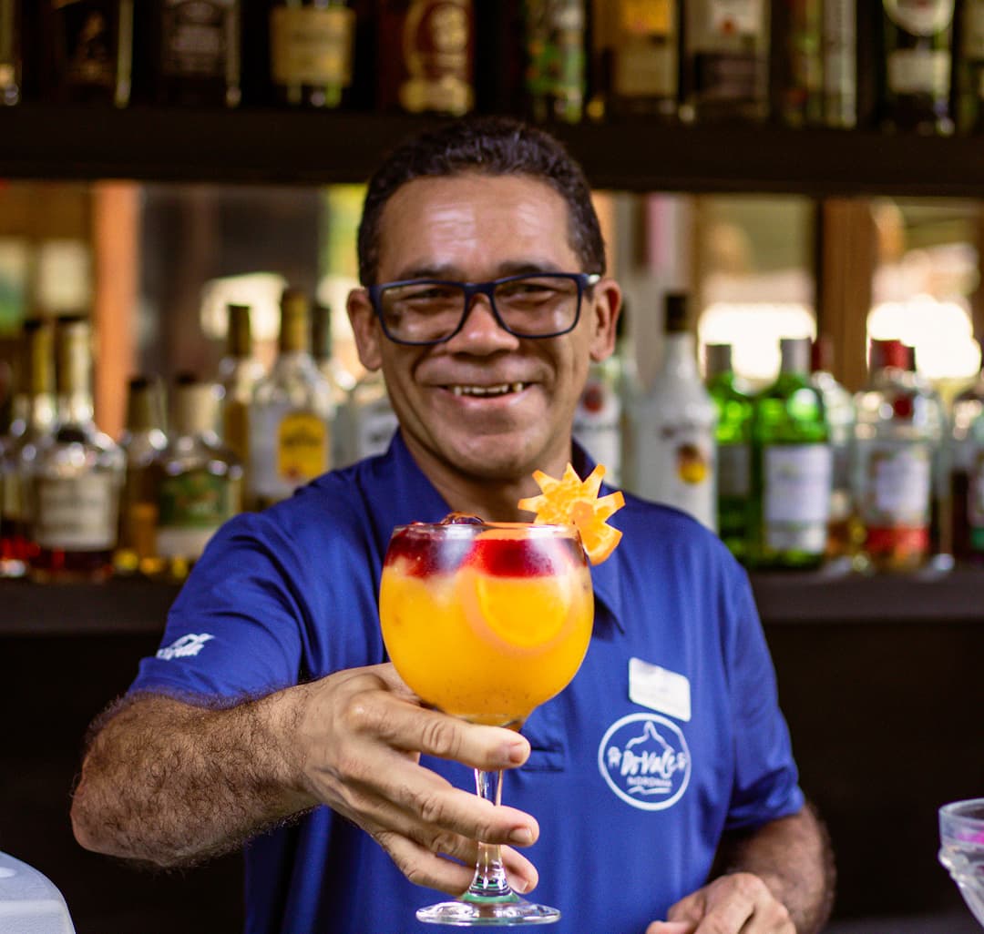 Mesa com pratos artesanais e drinks do Restaurante do Vale em Noronha