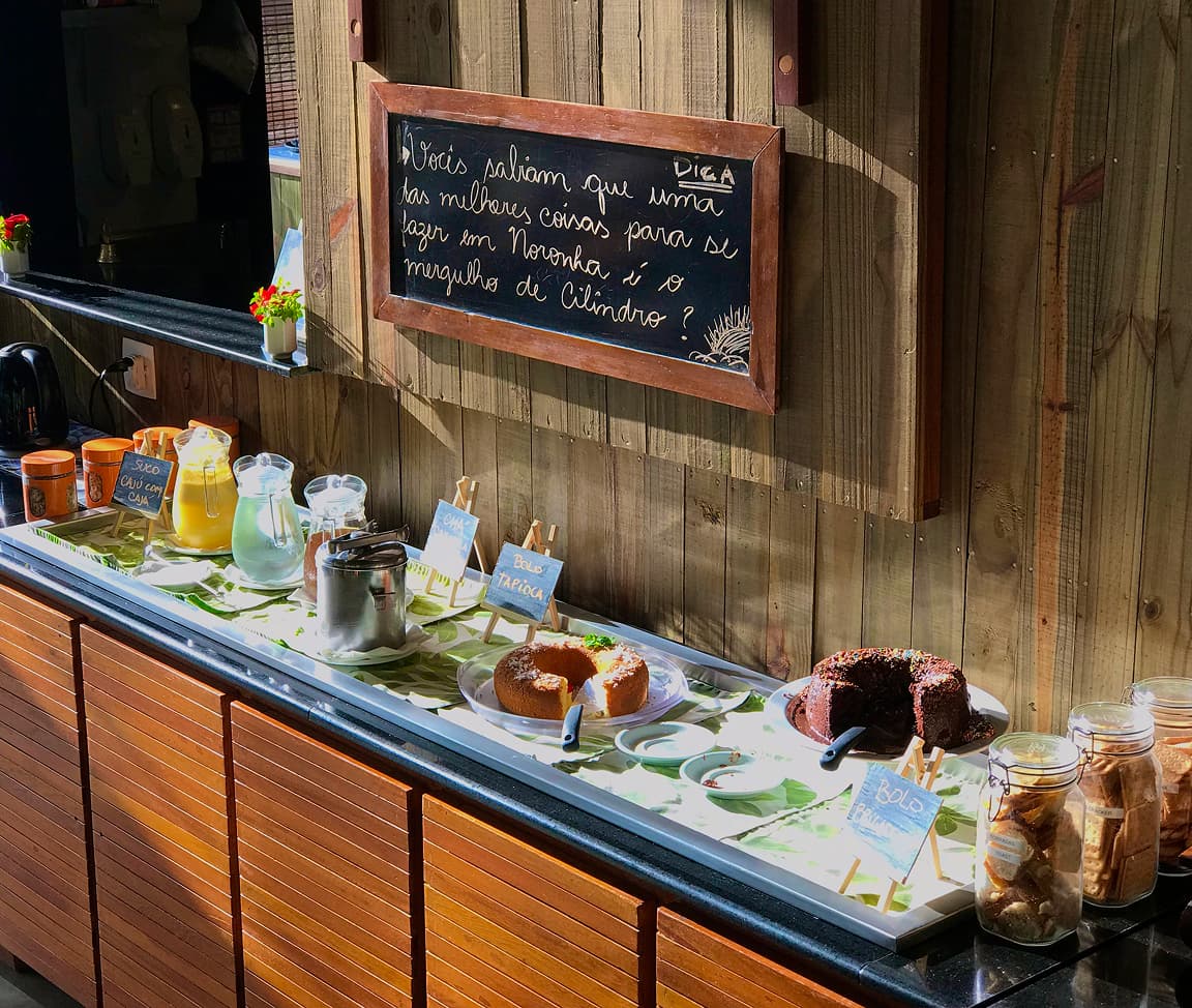 Mesa de bizcochos y jugos del Té de la Tarde exclusivo para huéspedes de Pousada Do Vale